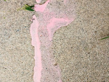 Tried It Tuesday - Homemade SIdewalk Paint. This easy DIY homemade sidewalk chalk paint is a great way to get your kids outside and creating some adorable masterpieces. Made with ingredients you already have in your cabinet!